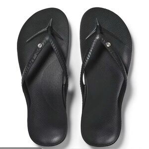 LIKE NEW ARCHIES COMFY ARCH SUPPORT SANDALS. 8. BLACK.